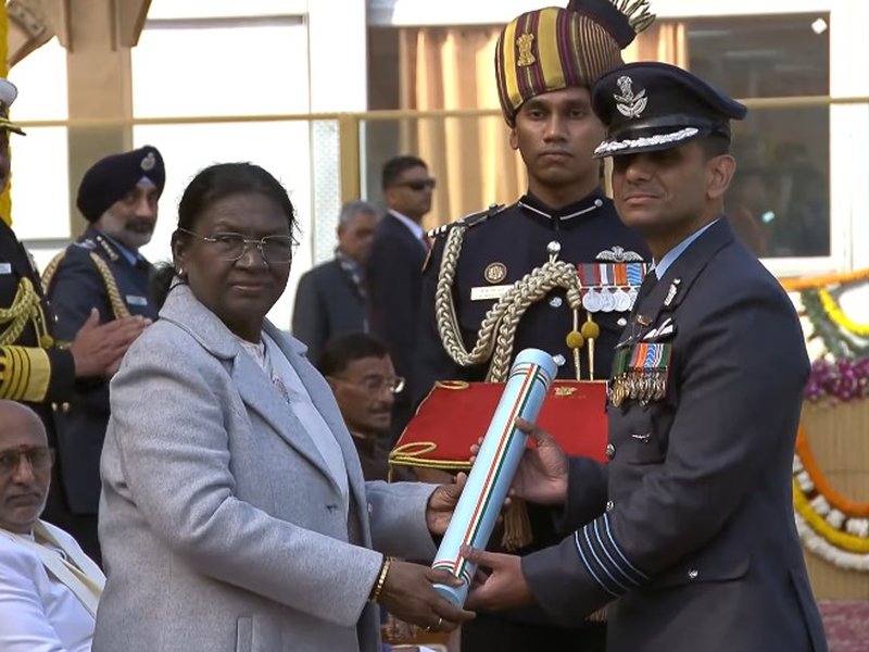 राष्ट्रपति द्रौपदी मुर्मु ने कर्तव्य पथ पर ग्रुप कैप्टन शुभांशु शुक्ला को किया अशोक चक्र से सम्मानित