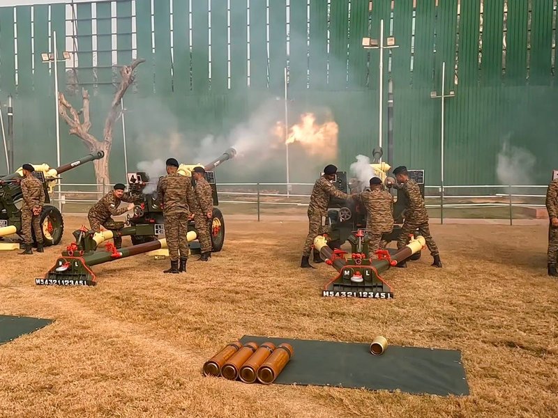 गणतंत्र दिवस परेड की शुरुआत स्वदेशी तोपों की सलामी के साथ