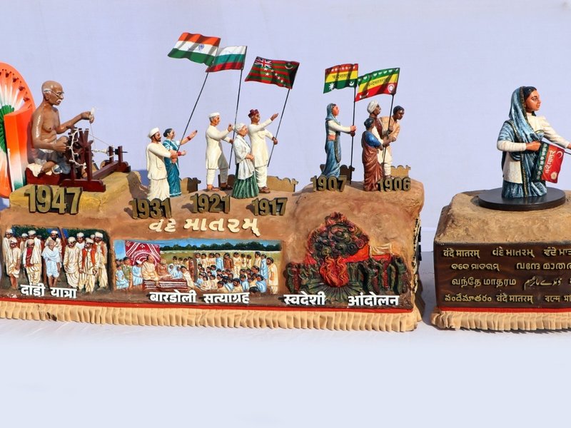 स्वतंत्रता का मंत्र : वंदे मातरम : कर्तव्य पथ पर गुजरात की झांकी ने दिखाई भारतीय राष्ट्रीय ध्वज की निर्माण यात्रा