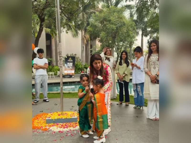 Debinna Bonnerjee ‘shows up’ despite being tired for her baby girls, drapes them in Nauvaari sarees on Republic Day