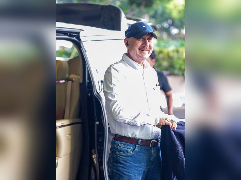 Anupam Kher has a special visitor on the set of his next with  Sooraj Barjatya