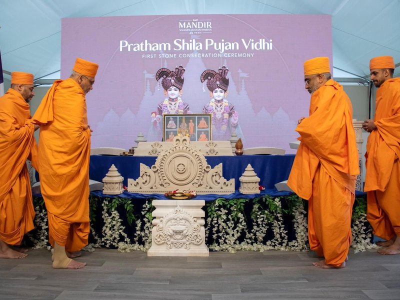 भारत से पहुंची पहली शिलाएं, फ्रांस में बीएपीएस के पहले पारंपरिक हिंदू मंदिर निर्माण की ऐतिहासिक शुरुआत