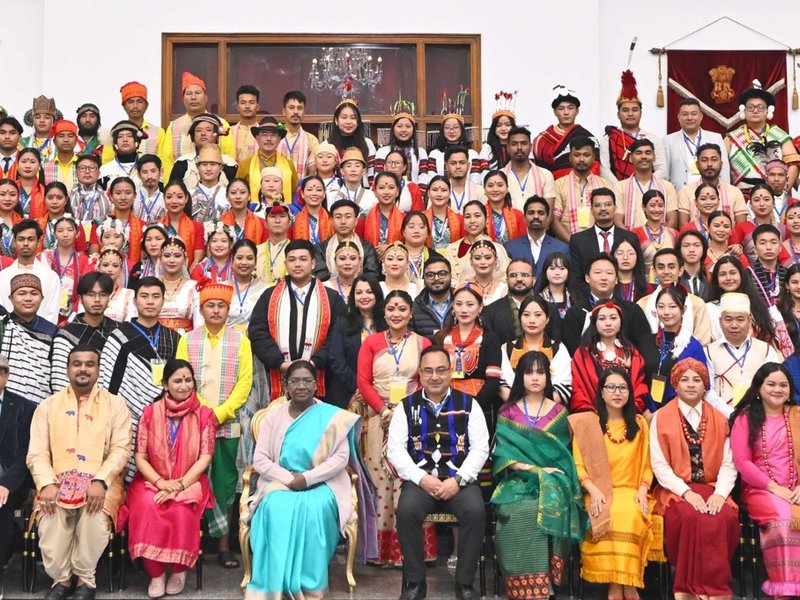 President Murmu meets tribals, tableaux artists and NCC cadets who took part in R-Day Parade (Photo: X of President of India)