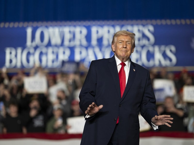 Trump courts diners, touts prices, and edges closer to campaign trail