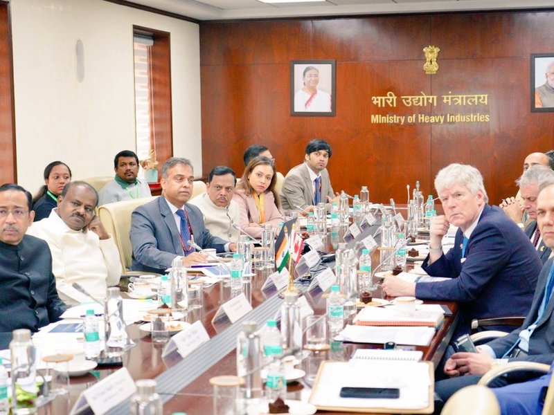 एचडी कुमारस्वामी और पीयूष गोयल से मिले कनाडाई मंत्री टिम हॉजसन