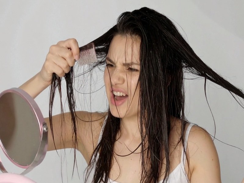 चिपचिपे बालों से मुश्किल हो रहा स्टाइल करना, आयुर्वेद में छिपा है इससे निपटने का सही तरीका