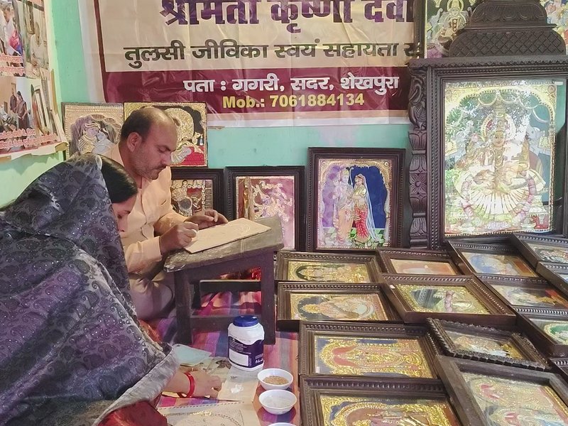 शेखपुरा की मिट्टी से निकली ‘तंजौर पेंटिंग’ की चमक, जीविका दीदी कृष्णा देवी बनी आर्थिक रूप से आत्‍मनिर्भर