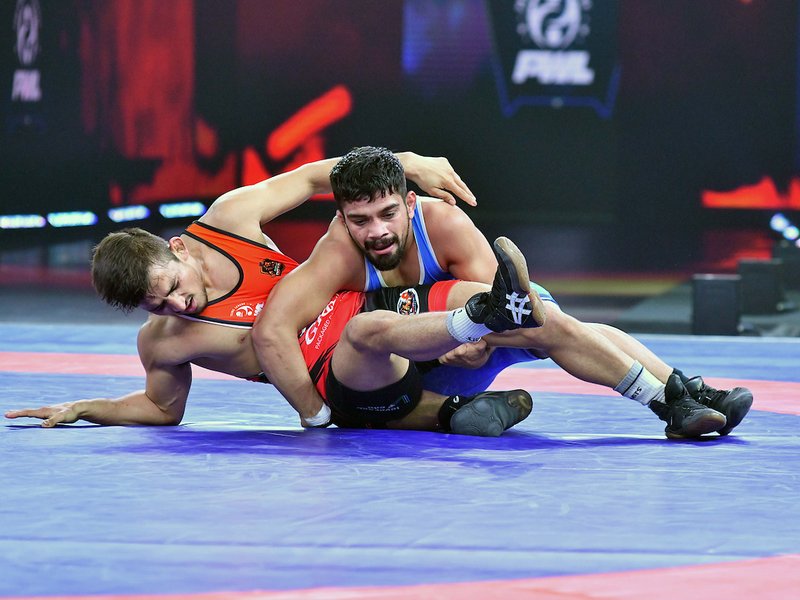 Delhi Dangal Warriors lead 3–2 against Punjab Royals at midway point of Match 15, the final league fixture, of the Pro Wrestling League (PWL) 2026 at the Noida Indoor Stadium in Noida on Thursday. Photo credit: PWL