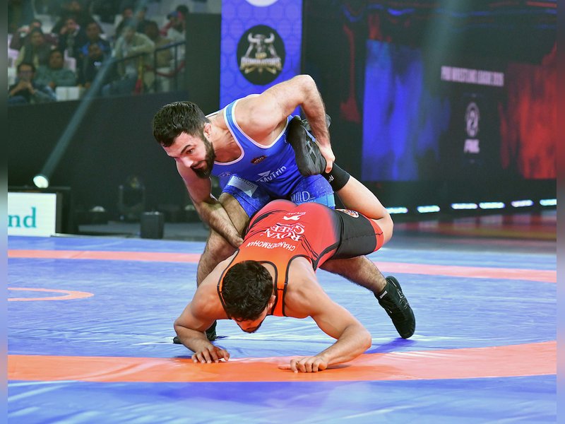 Turan Bayramov leads Delhi Dangal Warriors into semis with dramatic 5–4 win over Punjab Royals in their final league match of the Pro Wrestling League (PWL) 2026 at the Noida Indoor Stadium in Noida on Thursday.  Photo credit: PWL 