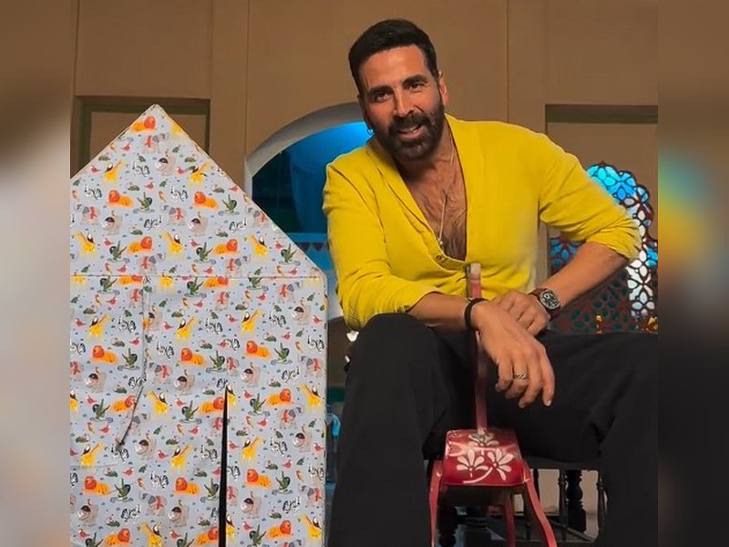 Akshay Kumar presents Vidya Balan as a fun birthday surprise for Priyadarshan