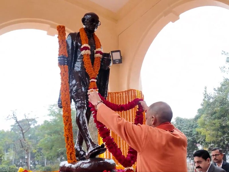राष्ट्रपिता की पुण्यतिथि पर सीएम योगी ने बापू को किया नमन