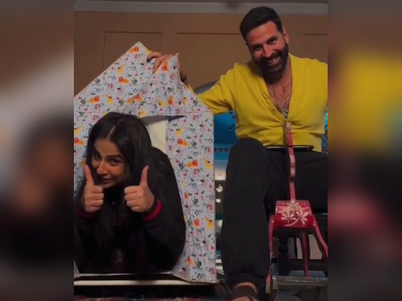 निर्देशक प्रियदर्शन के लिए साथ आए विद्या और अक्षय, वीडियो देख फैंस बोले- 'मंजुलिका वापस आ गईं'