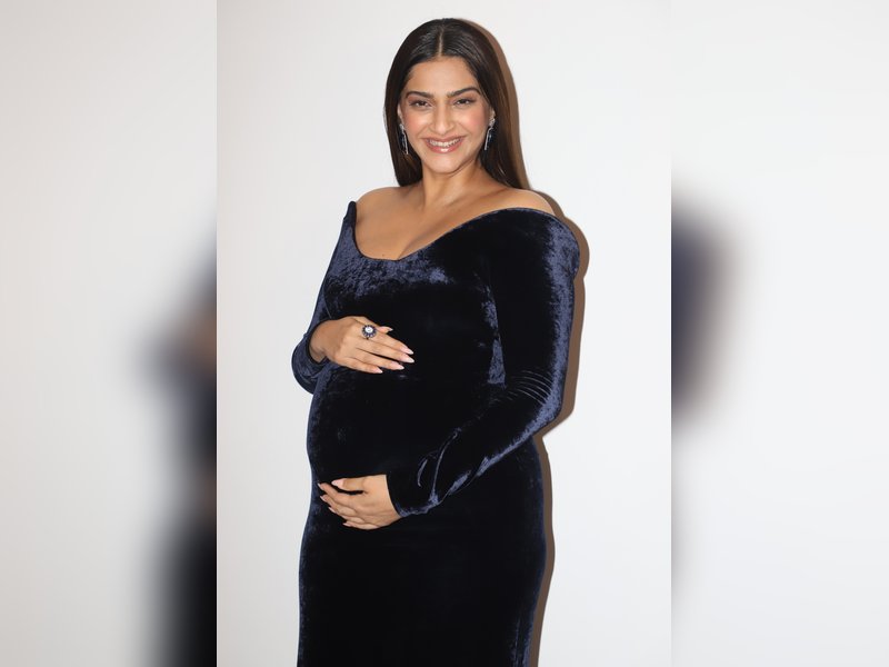 Mommy-to-be Sonam Kapoor walks gracefully flaunting her adorable baby bump at an event