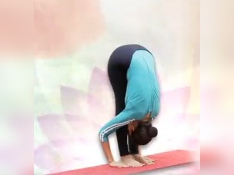 तनाव दूर कर मांसपेशियों को मजबूत बनाता है प्रसारित पादहस्तासन, ये सावधानी भी जरूरी