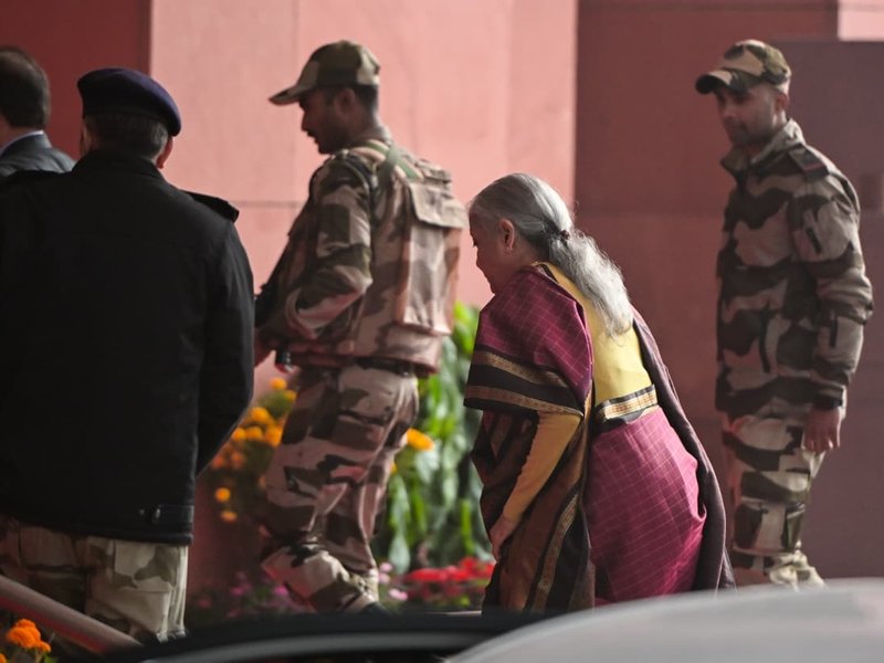 बैंगनी कांजीवरम साड़ी पहन कर्तव्य भवन पहुंचीं निर्मला सीतारमण, क्या महिलाओं के खास रहेगा 9वां बजट?