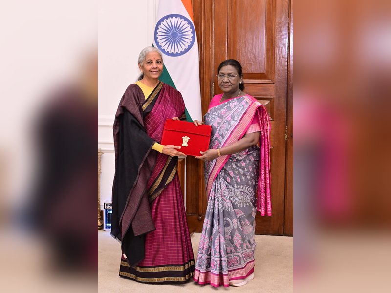 वित्त मंत्री निर्मला सीतारमण ने राष्ट्रपति द्रौपदी मुर्मु से की मुलाकात, दिखाया लाल 'डिजिटल बही-खाता'