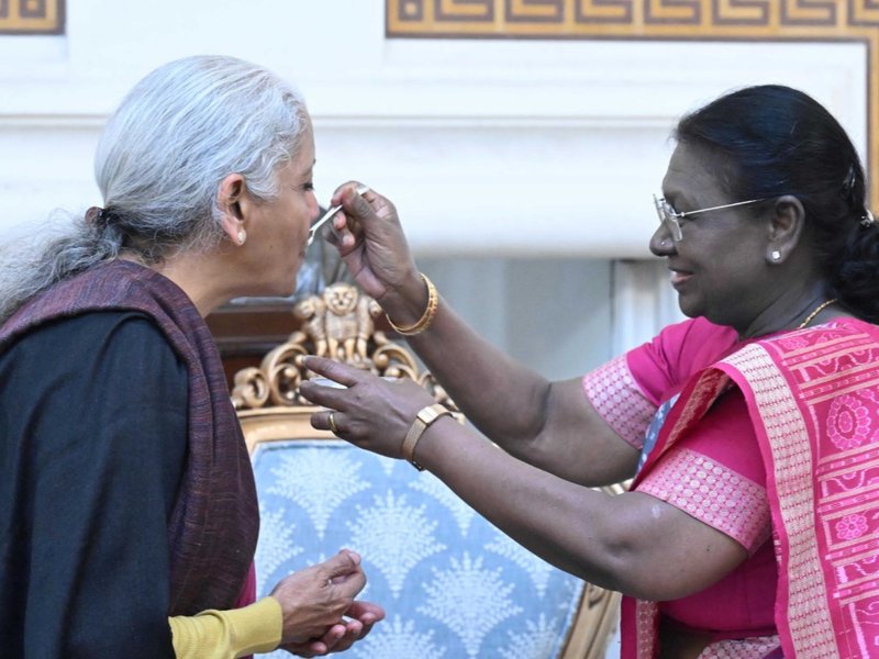 आम बजट से पहले राष्ट्रपति ने खिलाया वित्त मंत्री को दही-चीनी, जानें क्या कहता है धर्म और विज्ञान