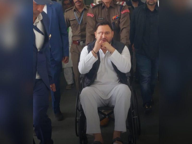 राजद नेता तेजस्वी यादव व्हील चेयर से विधानसभा पहुंचे, पैर के अंगूठे में है चोट