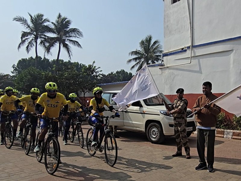पुरी: सीआईएसएफ ने कोस्टल साइक्लोथॉन को दिखाई हरी झंडी, 65 महिला कर्मियों सहित 130 जांबाज ले रहे भाग