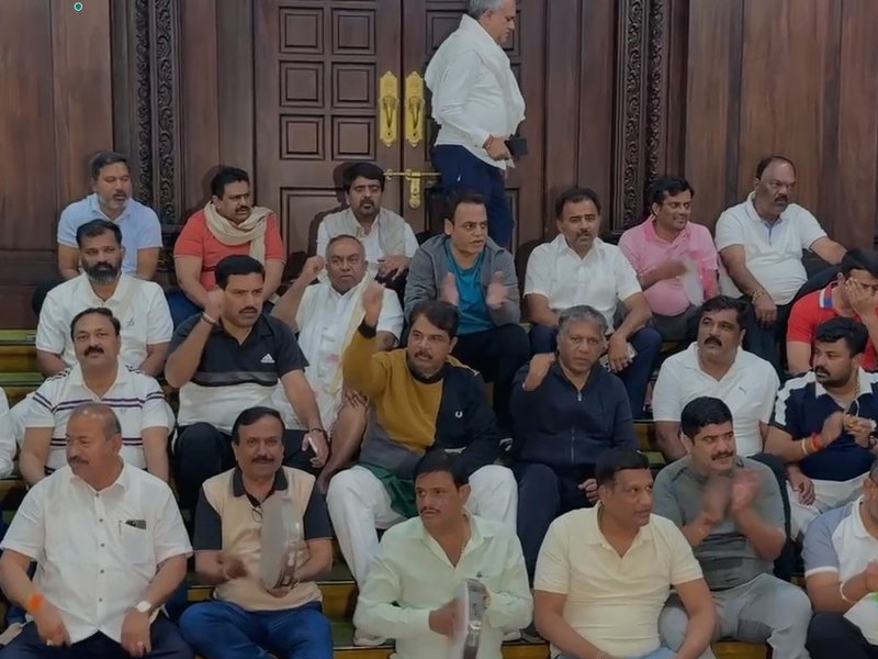 कर्नाटक शराब घोटाला: भाजपा-जेडीएस विधायकों ने विधानसभा में गुजारी रात, भजन-गीत और नारों के साथ सुबह फिर प्रदर्शन