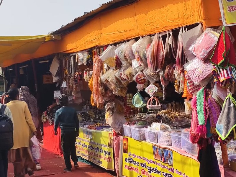 प्रयागराज माघ मेले में स्वदेशी का जलवा, स्थानीय हस्तशिल्पियों को मिला नया बाजार