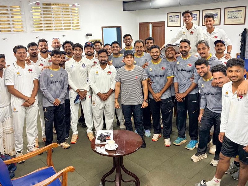 Sachin Tendulkar guides Mumbai players ahead of Ranji Trophy quarterfinal vs Karnataka (Credit: X/MCA)