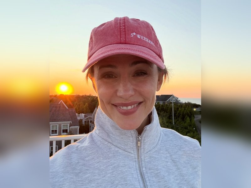 Jennifer Garner bit a stunt performer's ear: Have a picture of him missing a chunk of ear