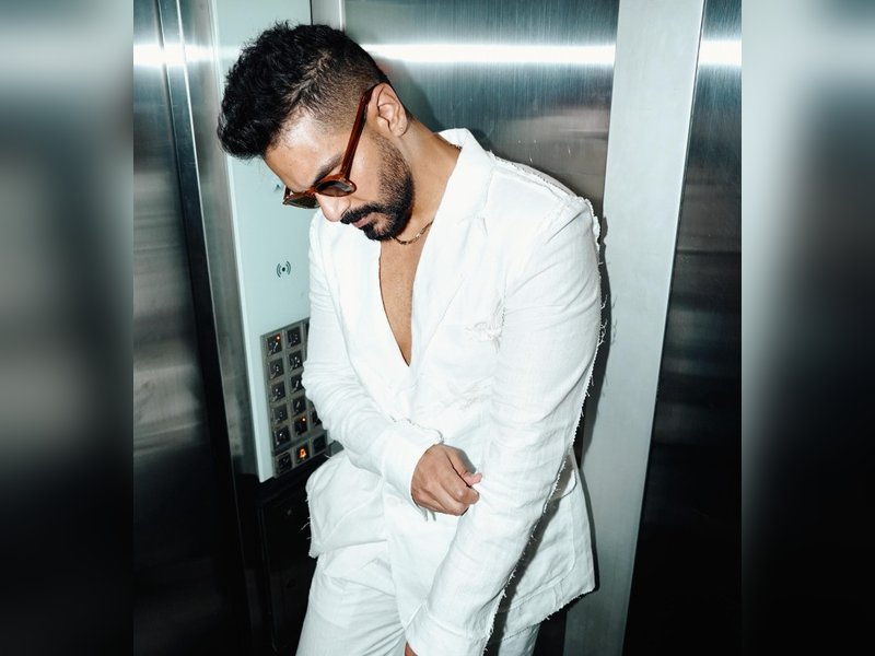   थ्री इडियट्स के 'प्रोफेसर सहस्त्रबुद्धे' जैसे हैं अंगद बेदी! दोनों हाथों से करते हैं एक साथ काम