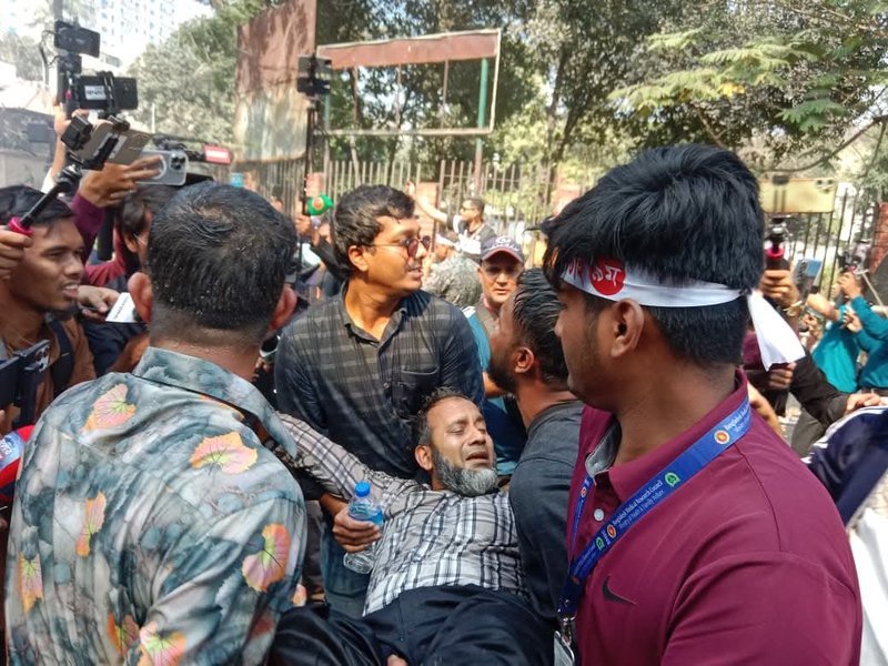 B’desh: Journalists injured covering Inqilab Mancha activists’ clash with police over Hadi’s killing