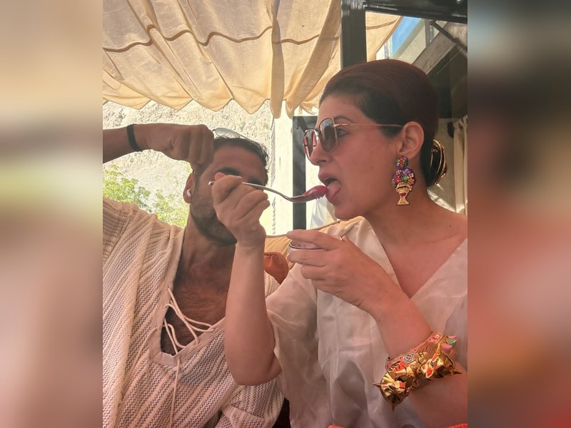 Twinkle Khanna indulges in a gluttony contest with hubby Akshay Kumar