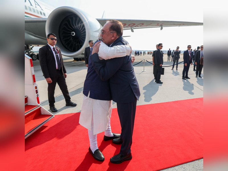 पीएम मोदी पहुंचे मलेशिया, प्रधानमंत्री अनवर इब्राहिम ने एयरपोर्ट पर किया स्वागत