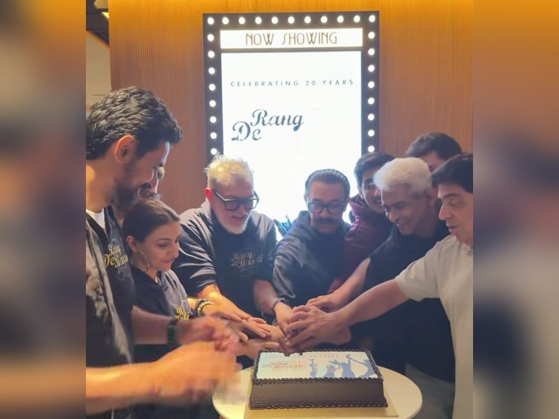 Soha Ali Khan drops a glimpse of the 'Rang De Basanti' reunion after 20 years