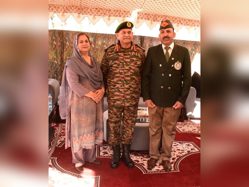 थलसेना प्रमुख जनरल उपेंद्र द्विवेदी को मिला पुराना सहकर्मी, पूंछ के फार्वरड इलाके के दौरे के दौरान हुई मुलाकात