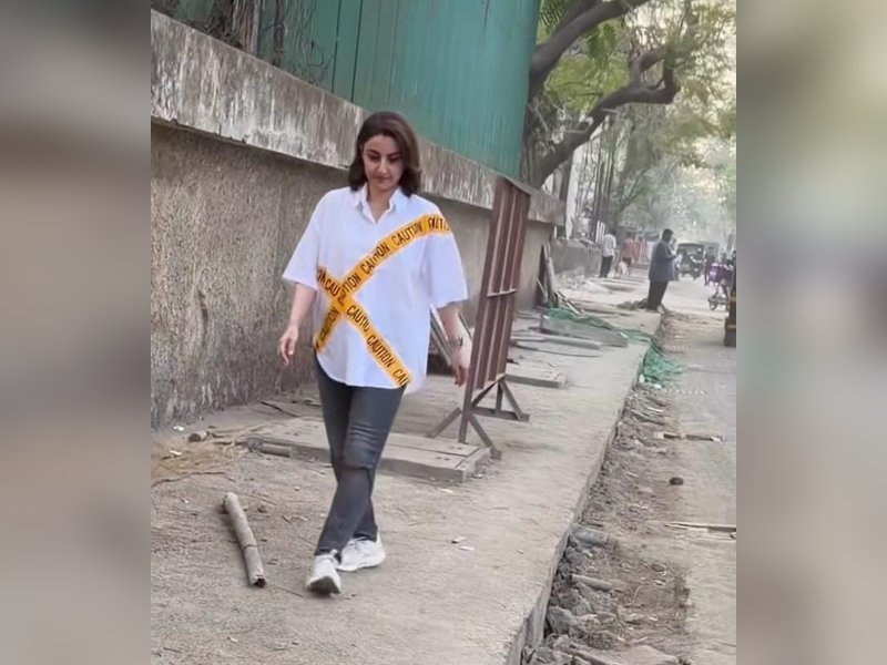 Soha Ali Khan navigates through the dangerous sidewalks in Mumbai, calls them 'death traps'