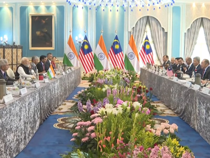 पीएम मोदी ने मलेशिया दौरे पर प्रधानमंत्री अनवर इब्राहिम के साथ की द्विपक्षीय बातचीत