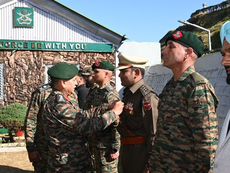 सेना प्रमुख ने की आतंकवाद-रोधी अभियानों और सुरक्षा स्थिति की समीक्षा