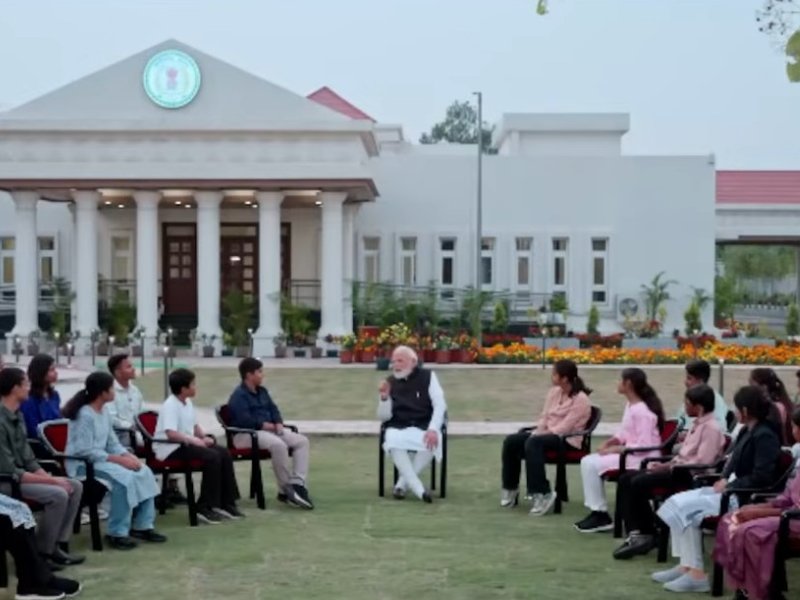 परीक्षा पर चर्चा: रायपुर में पीएम मोदी का छात्रों से संवाद, कहा-लीडर बनना है तो पहले निडर बनो