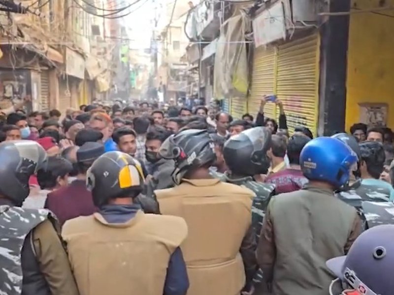 Tensions flare in Varanasi's Dal Mandi as demolition drive triggers protests