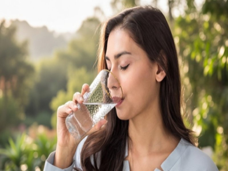 बाहर का खाना खाने के बाद क्यों लगती है ज्यादा प्यास? ये है बड़ा कारण