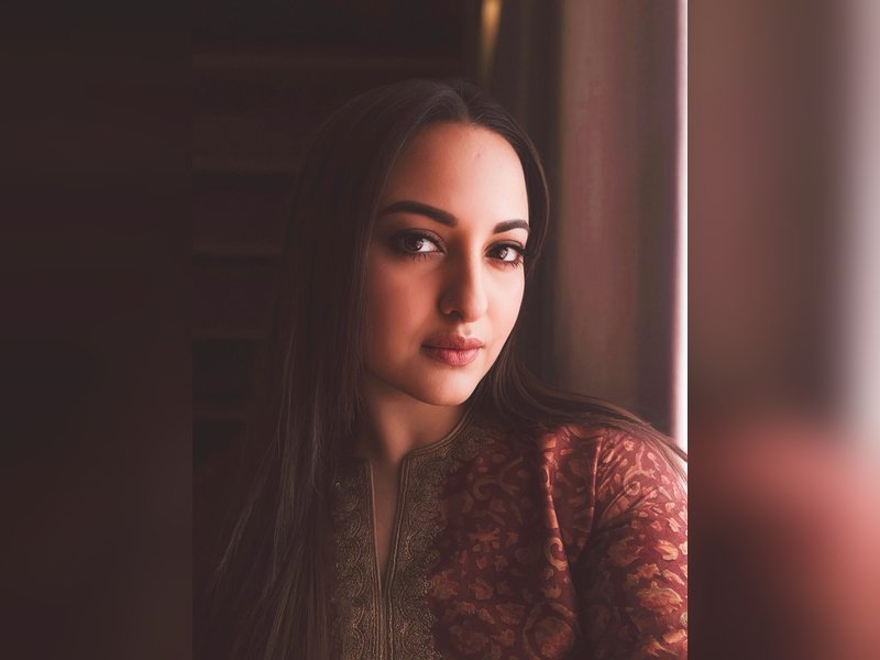 Sonakshi Sinha gets back to dark hair look after 5 years