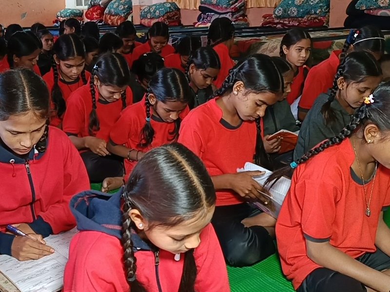 Inspired by Atmanirbhar Bharat, tribal girls learn self-reliance skills at Burhanpur hostel (Photo: IANS)