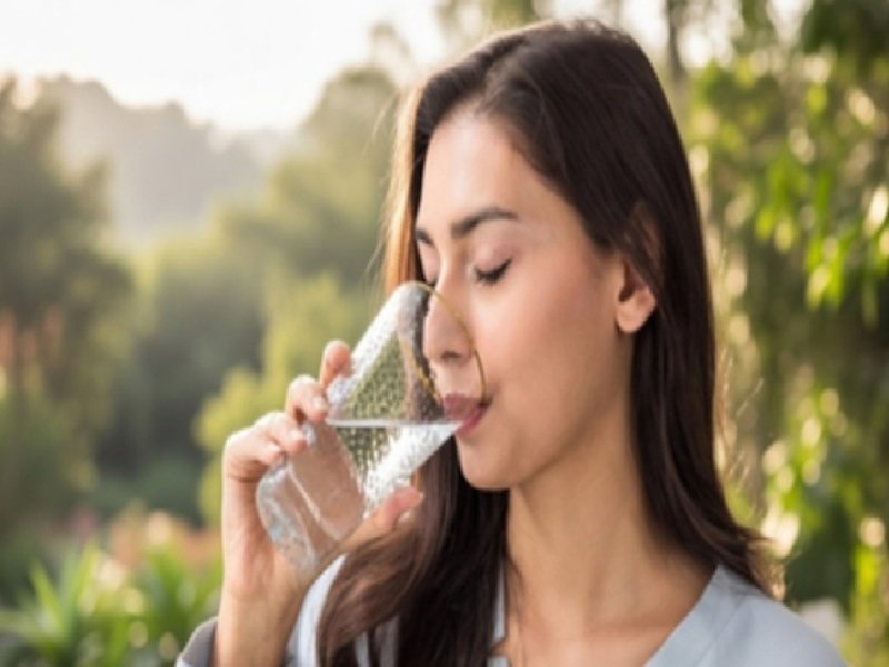क्या पूरे दिन गुनगुना पानी पीना सही है? आयुर्वेद से जानें सही नियम