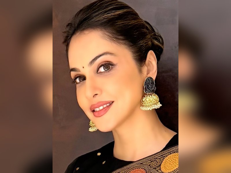 Isha Koppikar enjoys 'Comfort on a plate' as she savours her Gujarati Thali