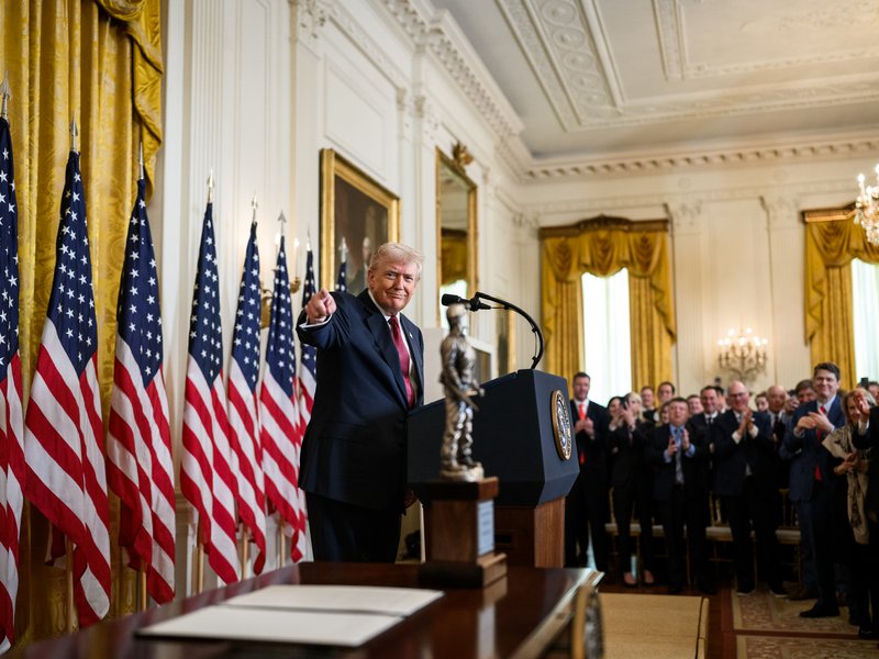 Trump orders Pentagon to buy coal power  