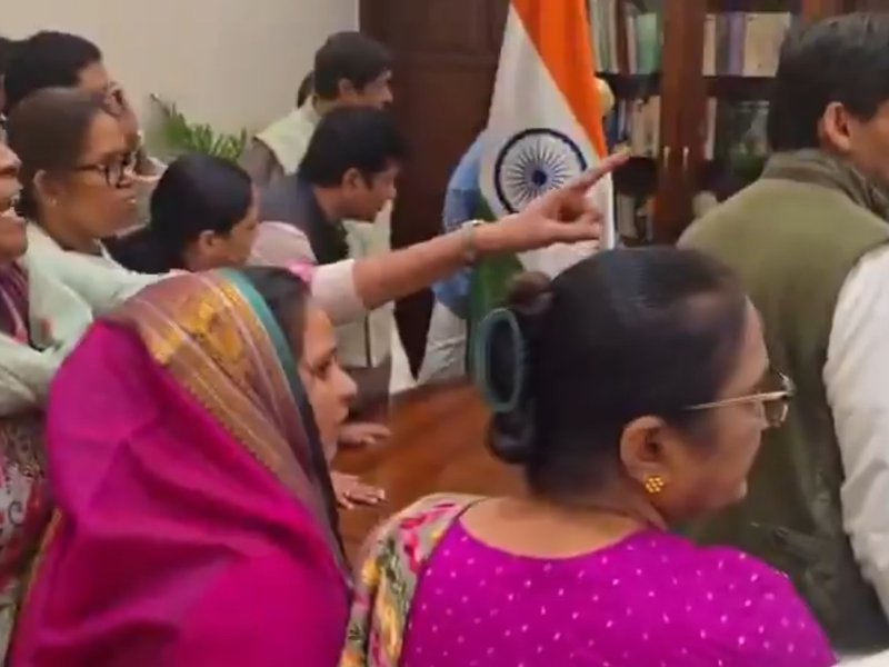 'लोकसभा स्पीकर के चैंबर में जबरन घुसे कांग्रेस सांसद, गाली गलौच की', किरेन रिजिजू ने शेयर किया वीडियो