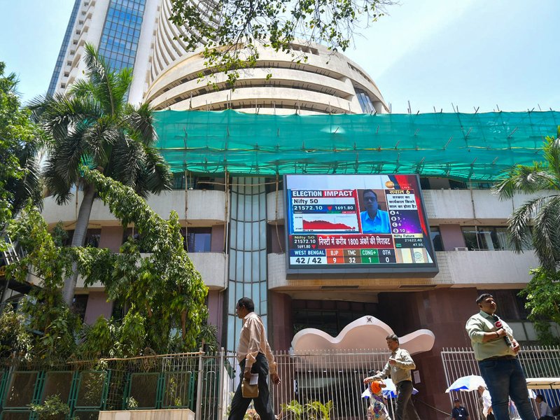 Sensex, Nifty end lower as IT stocks drag market