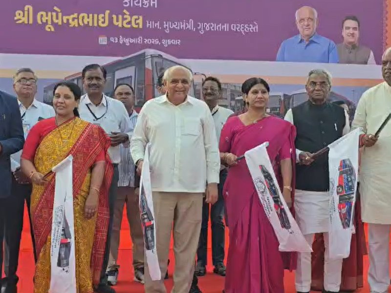 गुजरात: सीएम भूपेंद्र पटेल ने अहमदाबाद में हरी झंडी दिखाकर ई-बसों की शुरुआत की, हरित परिवहन की दिशा में बड़ा कदम