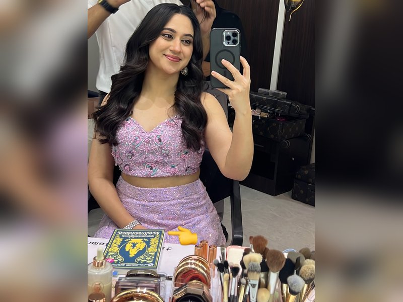 Miya George thanks writer Babu Abraham for writing a book that revived her mom's love for reading (Photo Credit: Miya George/Instagram)