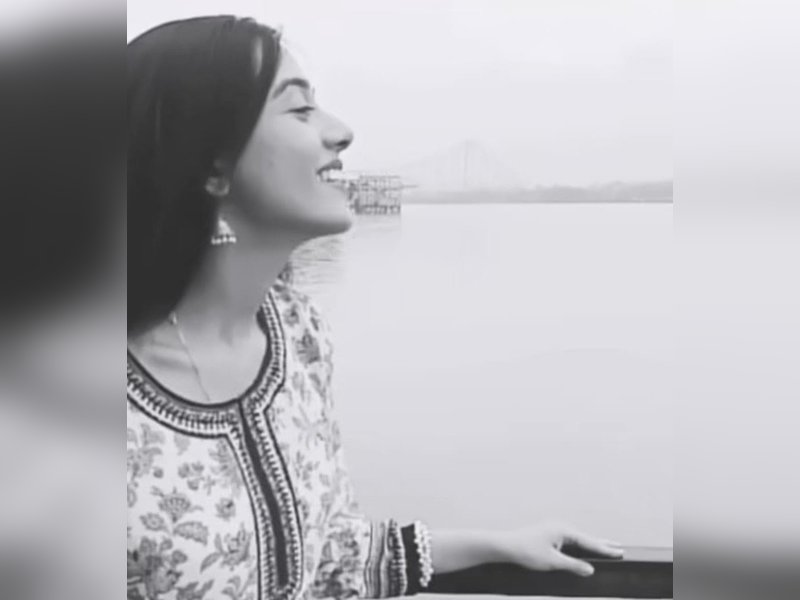 Amrita Rao celebrates Madhubala’s birth anniversary, recreates her iconic song on Howrah Bridge