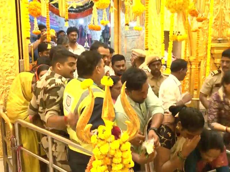 'महादेव के दर्शन से दूर हुए जीवन के सभी कष्ट', महाशिवरात्रि पर बाबुलनाथ मंदिर में लगा श्रद्धालुओं का तांता